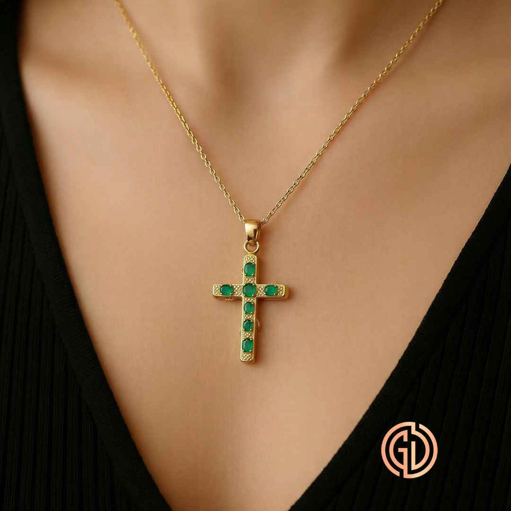 Dije Cruz en Oro 18K con Esmeraldas